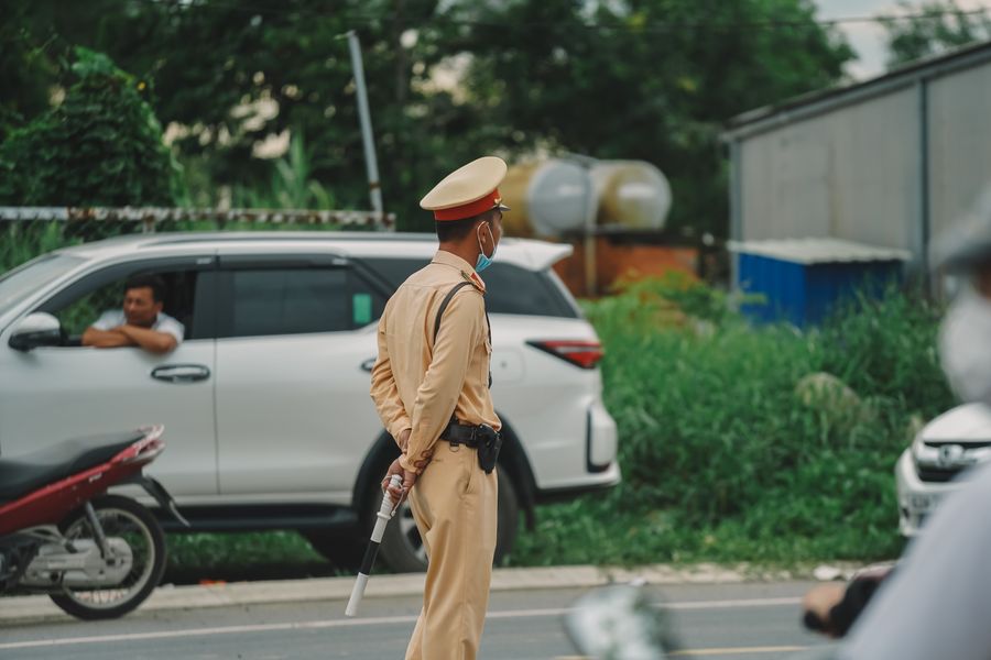 Agente de tráfico y normas viales urbanas