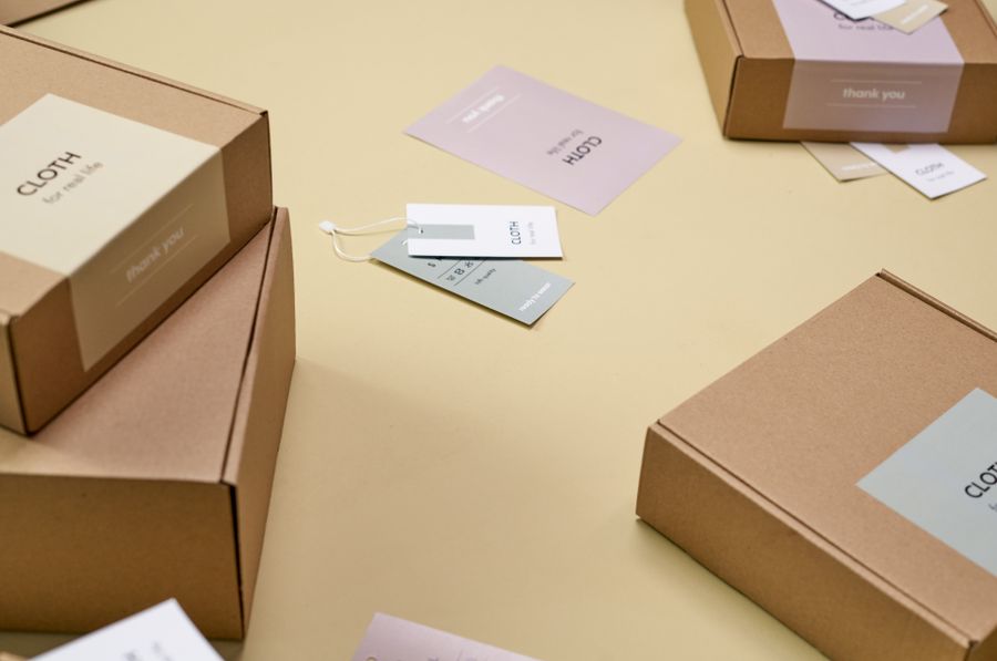 Cajas de cartón con etiquetas de empaque