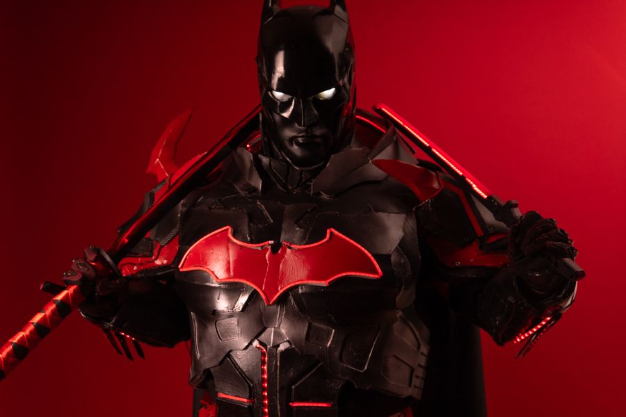 Cosplay Batman universo DC a escala
