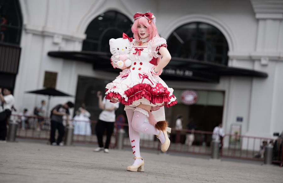 Cosplayer japonés con muñeco de peluche