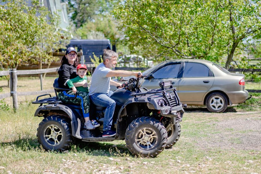 familia atv actividades aire libre 1 Familia en ATV para actividades al aire libre