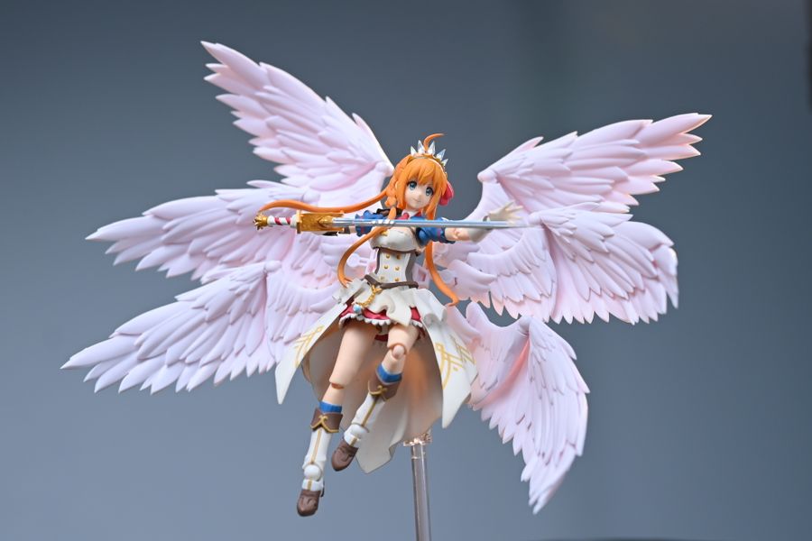Figura de anime articulada con alas rosas