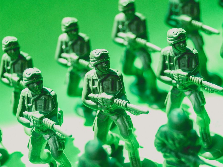 Figuras de soldados de juguete en formación estratégica