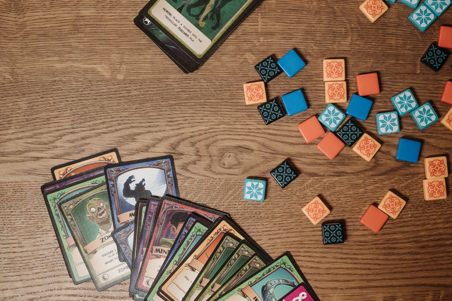 Juegos de mesa con cartas y fichas