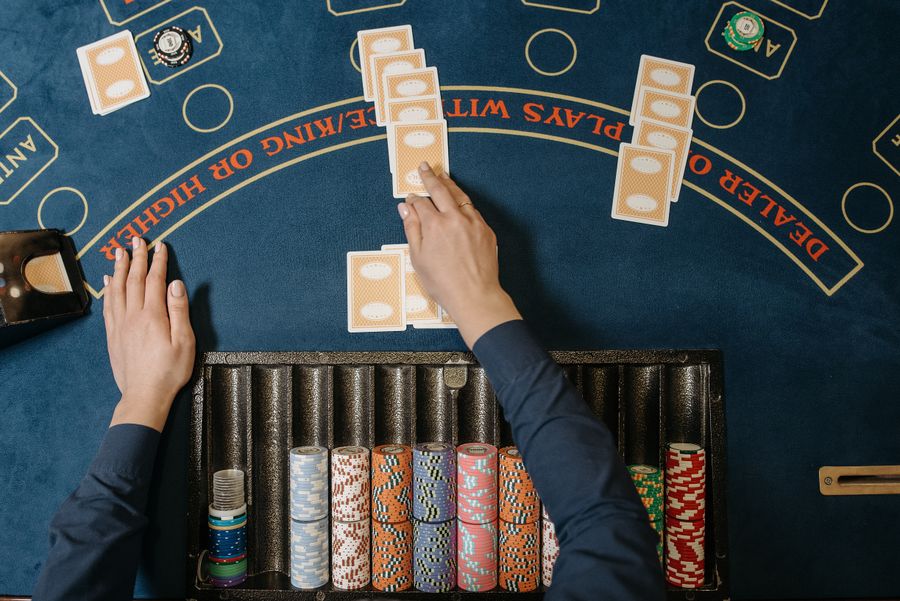 Mesa de blackjack con reparto de cartas y fichas