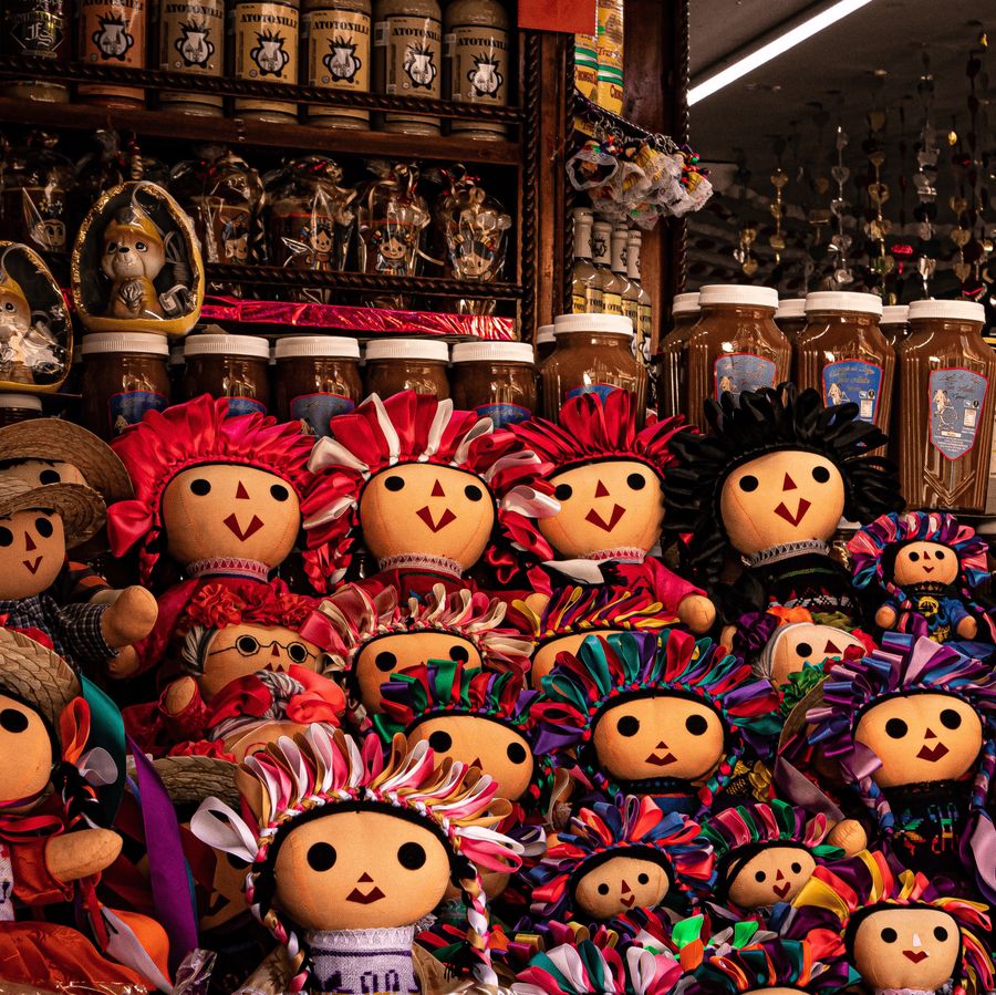 Muñecas mexicanas tradicionales en tienda
