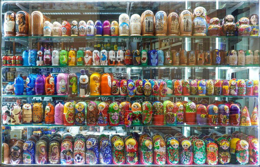Muñecas tradicionales rusas en tienda