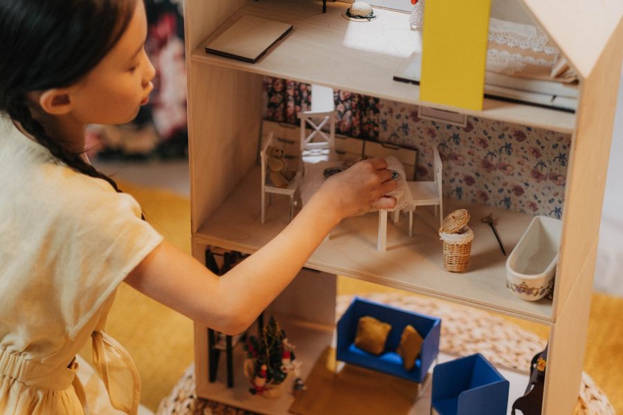 Niña jugando con Dreamhouse infantil