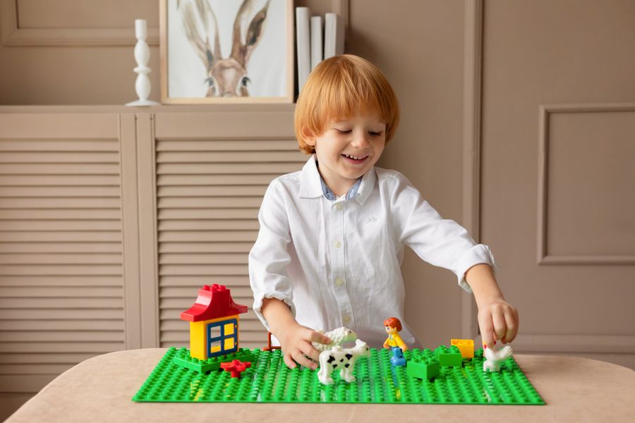 Niño jugando con bloques de construcción