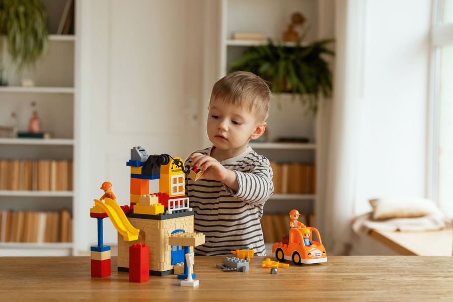Niño jugando con bloques LEGO Icons