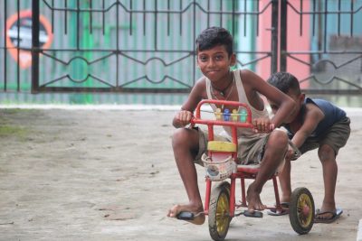Motos a batería para niños: 3 ruedas vs. 2 ruedas con estabilizadores, ¿cuál conviene según la edad?