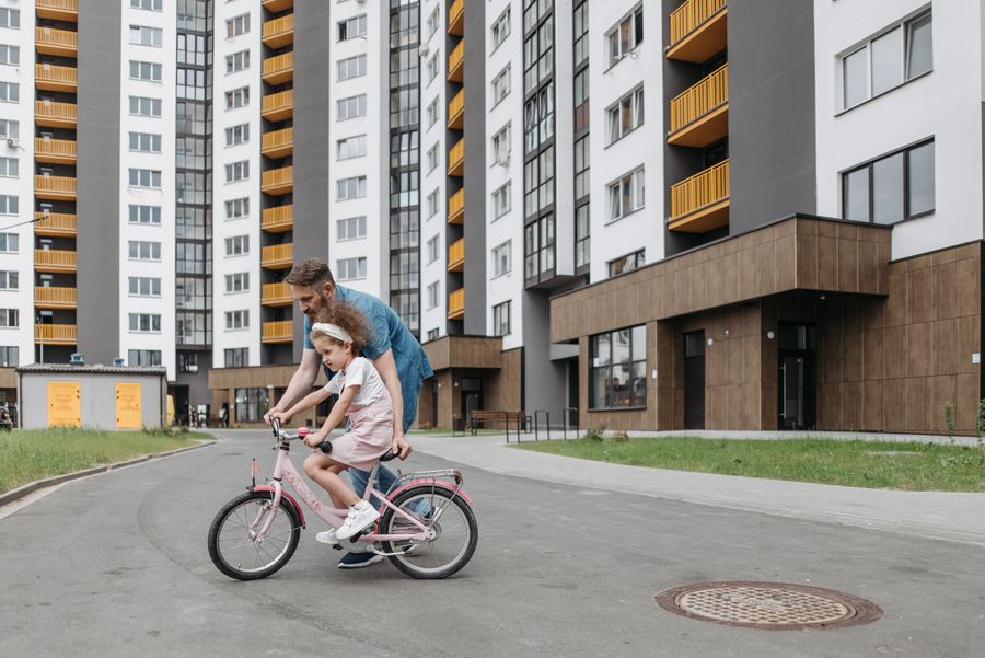 Padre guiando a hija en bicicleta