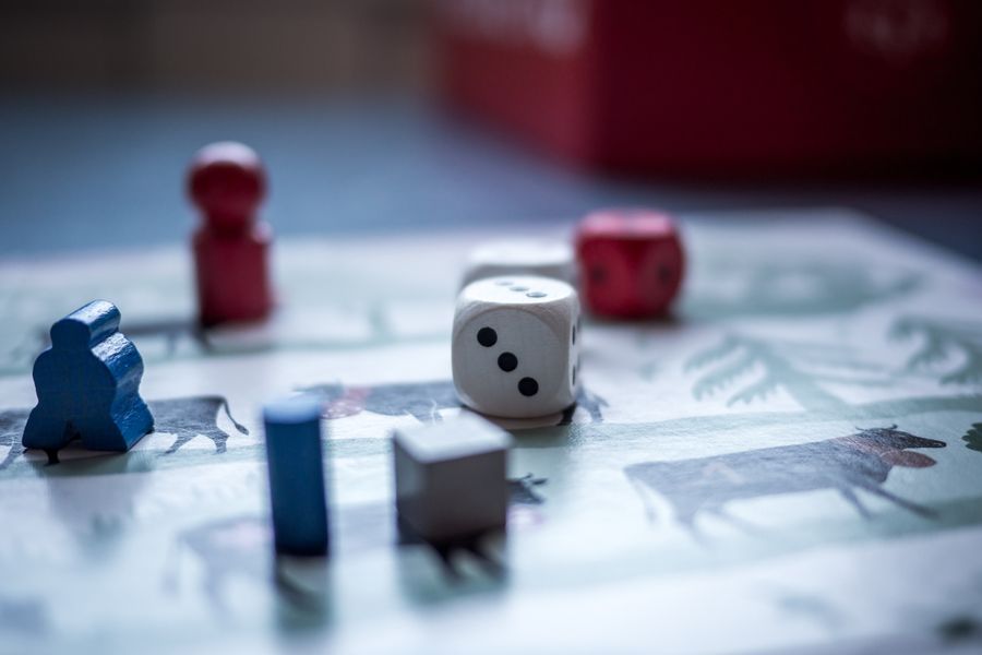 Piezas y dados de juegos de mesa familiares populares