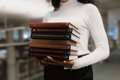 Cómo elegir libros físicos según tu nivel: formato, medidas y encuadernación