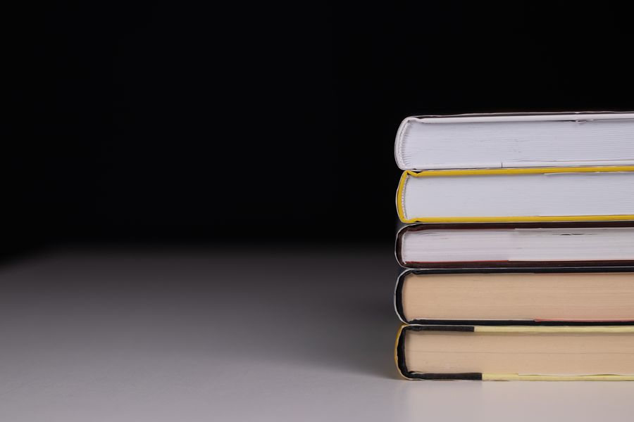 Libros físicos apilados para medidas