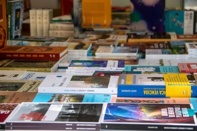 Tapa dura vs tapa blanda en libros, diferencias reales de peso y grosor